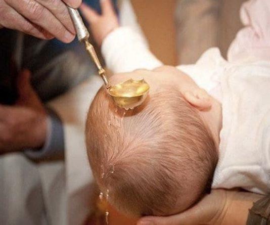 Acido nell’acquasantiera: neonata in ospedale dopo il battesimo