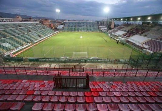 Invasione di campo, minaccia e violenza: DASPO per tifosi reggini e ferraresi