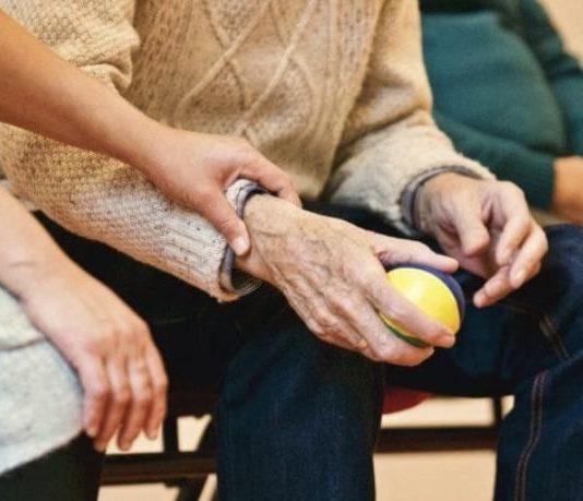 Narcotizzavano anziani per poi rapinarli: arrestate due donne