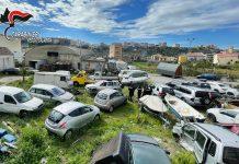 Rinvenute 25 carcasse di auto: denunciato proprietario deposito