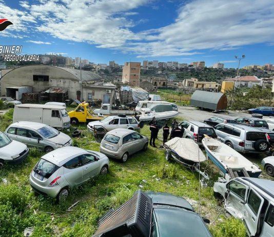 Rinvenute 25 carcasse di auto: denunciato proprietario deposito