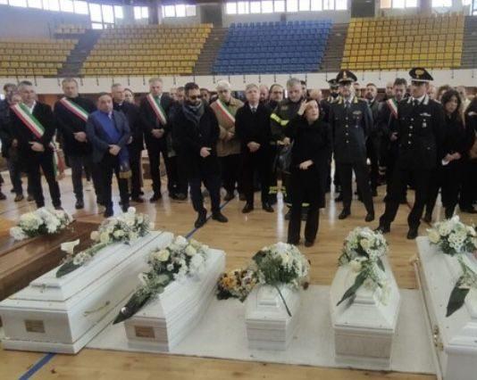 Naufragio migranti – identificate 54 vittime: chiusa camera ardente