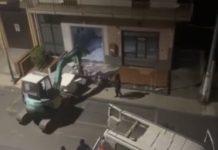 Banda di ladri sradica bancomat con escavatore