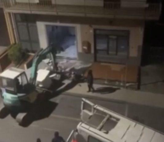 Banda di ladri sradica bancomat con escavatore