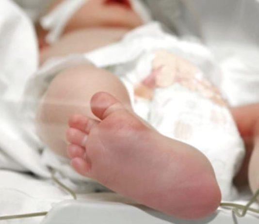 Bimbo di 4 mesi cade, batte la testa e muore dopo poche ore: era stato dimesso da ospedale