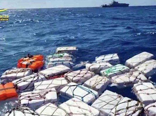 Due tonnellate di cocaina recuperate in mare e sequestrate