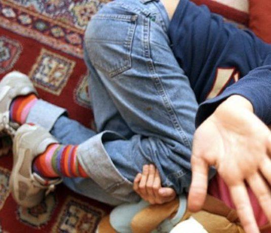 Botte e minacce di morte a moglie e figlia, arrestato 31enne