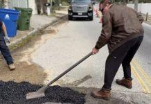 Buca causa traffico, Arnold Schwarzenegger scende in strada e la ripara