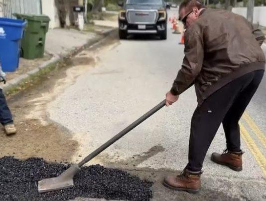 Buca causa traffico, Arnold Schwarzenegger scende in strada e la ripara