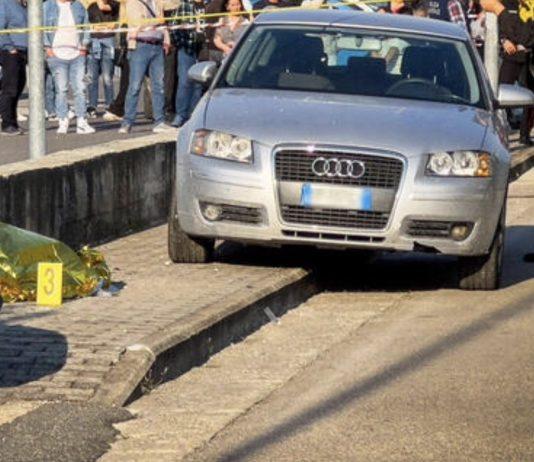 Travolge e uccide la figlia di 7 anni in retromarcia