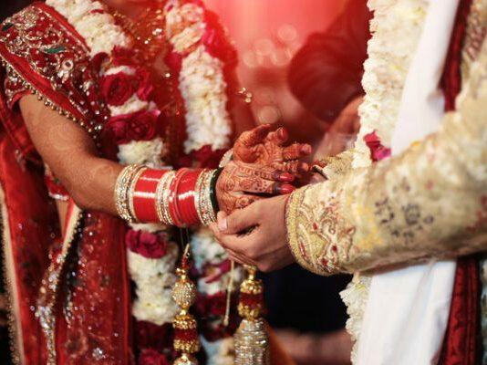 Ragazza indiana denuncia familiari per maltrattamenti e costrizione al matrimonio, affidata alla Preside scuola