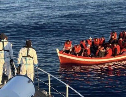 Assalto al barchino dei migranti, annega una bimba di 4 anni