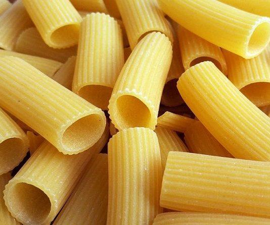 Trova insetti nella pasta, fa video e lo pubblica sui social: 23enne indagata per diffamazione
