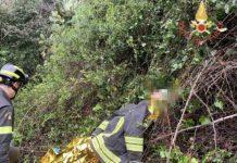 Si lancia in un burrone per sfuggire a Polizia, 20enne soccorso con elicottero
