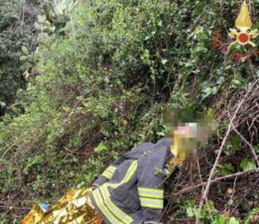 Si lancia in un burrone per sfuggire a Polizia, 20enne soccorso con elicottero