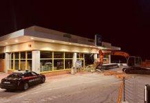 Ladri tentano assalto a discount con ruspa ma colpo fallisce