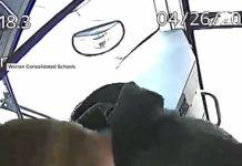 Autista di scuolabus sviene al volante, 12enne prende controllo e salva studenti