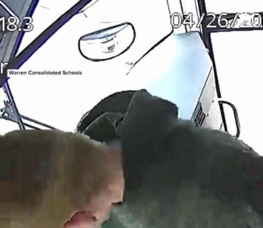 Autista di scuolabus sviene al volante, 12enne prende controllo e salva studenti