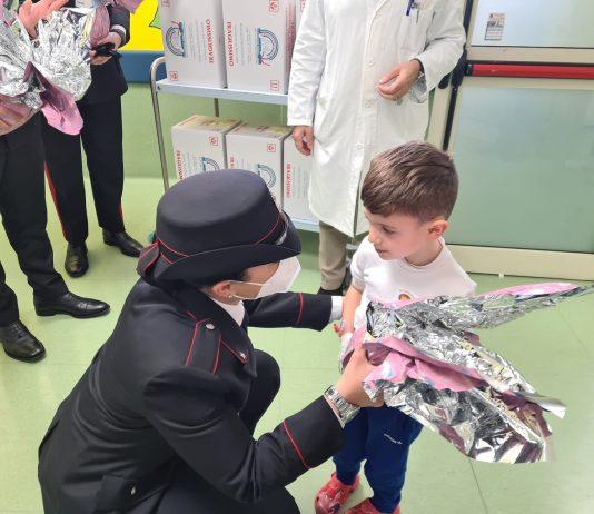Allievi Carabinieri donano uova pasquali ai piccoli degenti del Grande Ospedale Metropolitano di Reggio Calabria e ai bambini delle famiglie reggine meno abbienti