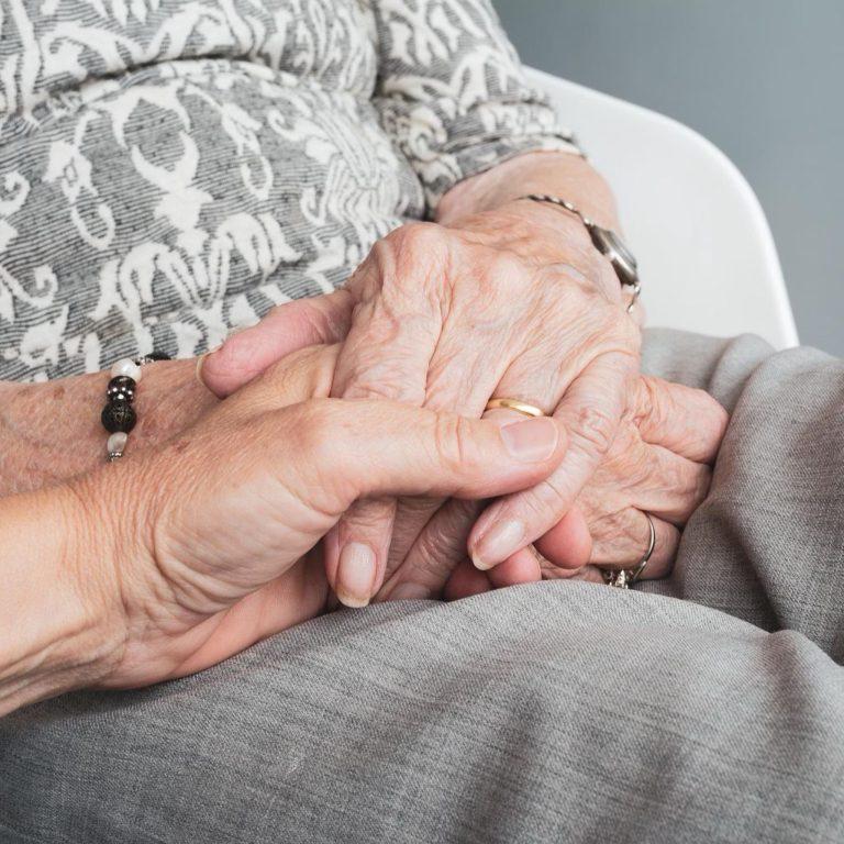 Aggredisce la nonna ultra ottantenne minacciandola di morte – arrestato
