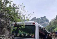 Bus precipita per 20 metri: muore autista