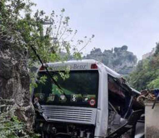 Bus precipita per 20 metri: muore autista