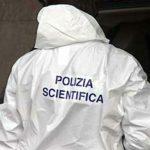 Cadavere di un uomo trovato in un sottoscala: indagini in corso