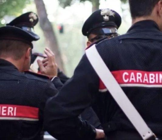 Danneggia attrezzature mediche e picchia sanitari in ospedale, arrestata 36enne