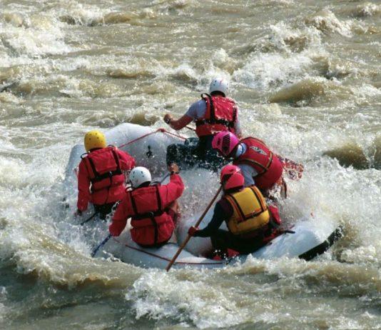 Ragazza dispersa, ricerche in corso: trovato il caschetto