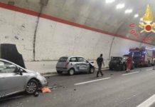 Incidente su statale 106, tre auto coinvolte e sei feriti