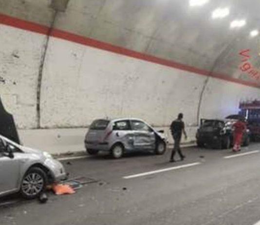 Incidente su statale 106, tre auto coinvolte e sei feriti