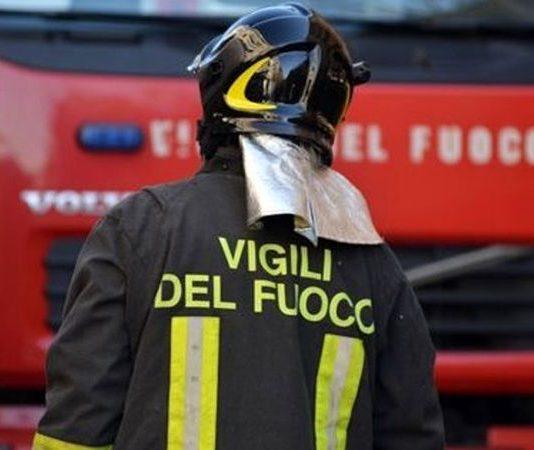 Esplosione in deposito abusivo bombole gas: due vigili feriti