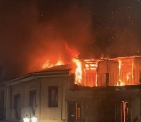 Tre abitazioni distrutte da un incendio a Sinopoli