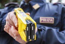 Aggredisce vicino con accetta, bloccato con taser e arrestato