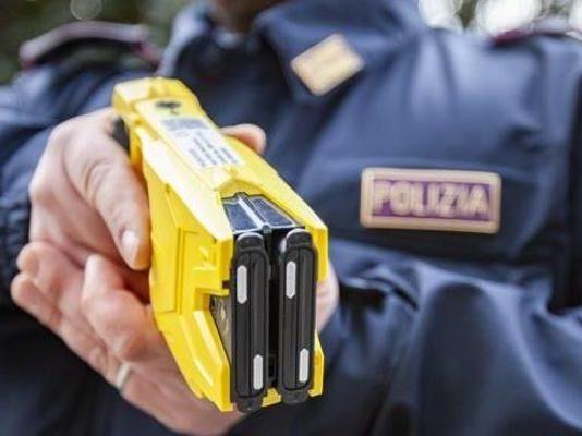 Aggredisce vicino con accetta, bloccato con taser e arrestato