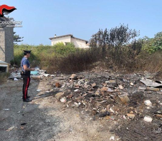 Sorpresi ad appiccare fuoco a rifiuti speciali: arrestati due uomini