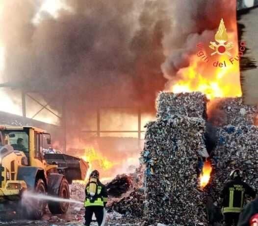 Calabria – incendio in discarica