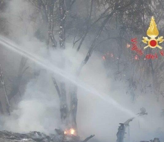 Roccella – auto finisce in scarpata dopo impatto e prende fuoco: morto un 45enne e ferito grave un 20enne