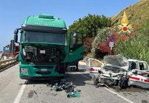 Auto contro camion: 5 persone ferite