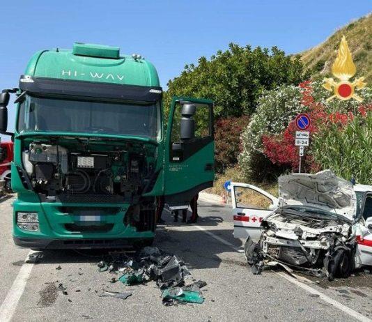 Auto contro camion: 5 persone ferite