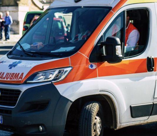 Perde controllo dell’auto e finisce fuori strada: morto 20enne