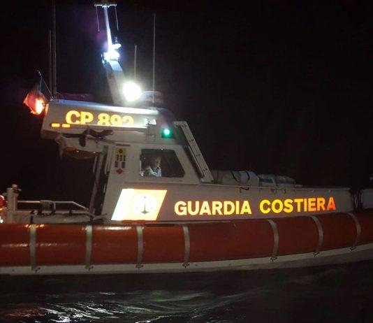 Siderno – escono per battuta di pesca ma barca si capovolge: soccorsi da Guardia Costiera