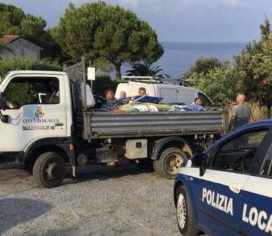 Occupazione abusiva spiaggia, sequestrati ombrelloni