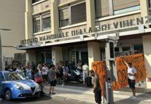 Calabria – protesta davanti Inps contro abolizione reddito di cittadinanza