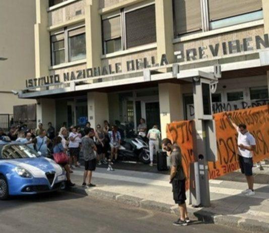 Calabria – protesta davanti Inps contro abolizione reddito di cittadinanza