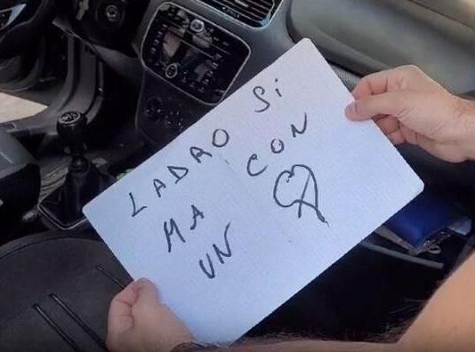 Ruba auto a coppia di sposi ma poi la restituisce con dentro un biglietto: “Ladro si ma con un cuore”