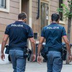 Allarme in un cantiere: sospetta tanica di benzina, intervengono artificieri e polizia Agenti Polizia di Stato