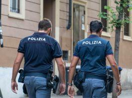 Sì barrica in casa e minaccia di togliersi la vita: salvato dai poliziotti Agenti Polizia di Stato