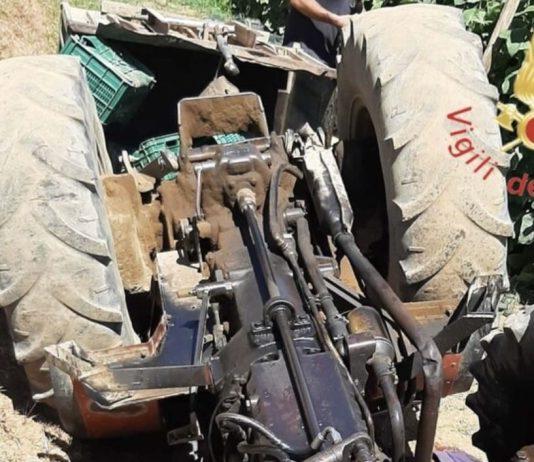 Si ribalta trattore: morto 75enne