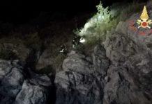 Scala scogliera ma rimane bloccato: soccorso da vigili del fuoco